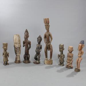 Otte afrikanske figurer af udskåret og delvis bemalet træ. 20. årh.s anden halvdel. H. 59-126. 8