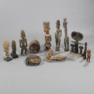 Større og mindre afrikanske figurer, tromme og thumb piano af udskåret træ. 20. årh.s anden halvdel. H. 32-69. 12