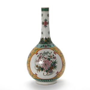 Kinesisk famille rose vase af porcelæn dekoreret med emaljefarver, Kangxi mærke i bund, 20. årh.s slutning. H. 45 cm.