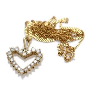 Diamantvedhæng af 18 kt. guld i form af hjerte med tilhørende kæde prydet med talrige brillantslebne diamanter. L. 2 og 45 cm.