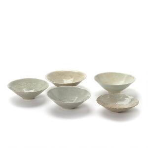 Fem Song skåle af porcelæn, dekorerede med grå-grønlig glasur med indridset bølgemønster. Kina 960-1279. Diam. 16-18 cm. 5