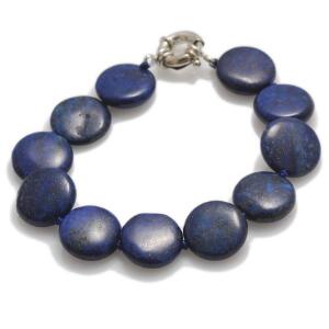 Lapis lazuliarmbånd prydet med perler af cabochonslebne lapis lazuli. Perlediam. ca. 2,6 cm. L. ca. 23 cm.