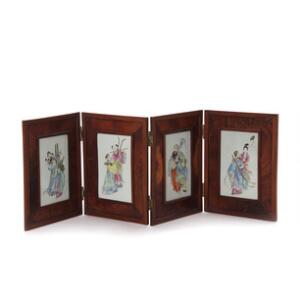 Kinesisk skærm af hardwood isat fire plaketter af porcelæn dekorerede med figurer i farver. 20. årh. Mål plakette ca. 20 x 13 cm.