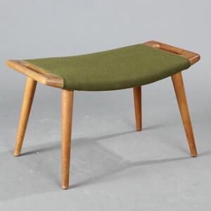 Hans J. Wegner AP 29. Skammel af egetræ, sæde med originalt grønt uld. Tegnet 1954. Udført hos A. P. Stolen, Købehavn..