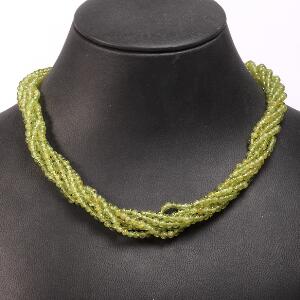 Seksradet peridothalskæde prydet med cabochon peridoter. Perlediam. ca. 3 mm. L. ca. 38 cm. 2012.