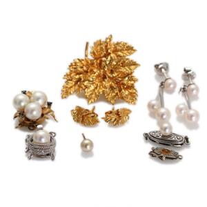 Perlesmykkesæt bestående af ørestikker og lås af sølv prydet med kulturperler samt to låse af 14 kt. guld og hvidguld prydet med kulturperler. 10