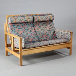 Børge Mogensen To-personers højrygget sofa af egetræ, ryg med tremmer, ryg og sæde med løse hynder. Model 2252. Designet 1971. L. 140.