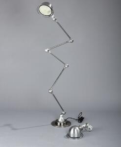 Jean-Louis Domecq Loft. Fransk industri standerlampe samt væglampe af metal. Udført hos Jieldé, Lyon. 1950erne. H. 70-240. L. 40. 2