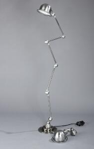 Jean-Louis Domecq Loft. Fransk industri standerlampe samt væglampe af metal. Udført hos Jieldé, Lyon. 1950erne. H. 70-240. L. 40. 2