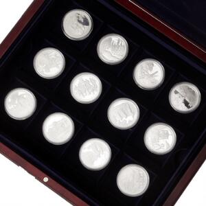 Samling af medailler fra serien Danmark under Besættelsen, i alt 24 stk., Ag, ca. 650 g 9251000, i original læske fra Mønthuset Danmark