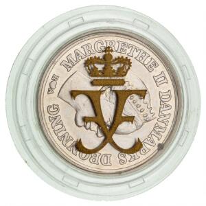 10 kr 1986, Sieg 17, kronprinsens 18 års fødselsdag - dette eksemplar er i plastkasette med monogram, og givet som kuvertgave ved den officielle festmiddag