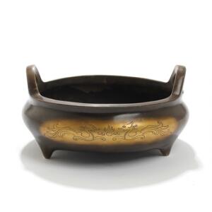 Kinesisk skål af patineret bronze graveret med drager. Stemplet. 19.-20. årh. H. 9,5. Diam. 18.