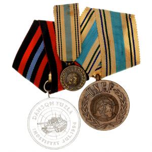 Fortjenstmedaille, Jugoslavien, Dansqn Tuzla medaille 1994 med bånd samt FN Emergency Force medaille med bånd samt miniature af samme, LS 9-011