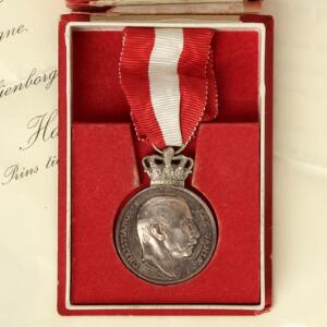 Kong Christian den Tiendes frihedsmedalje Pro Dania - Liberation Medal, m. bånd og i original æske, LS 4-029, 31 mm, Ag, Salomon samt tilhørende papirer