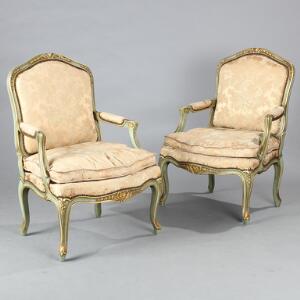 Et par fritstående armstole af delvis bemalet og forgyldt træ stående på letsvungne ben prydet med blomster og bladværk. Louis XV-form. 20. årh. 2