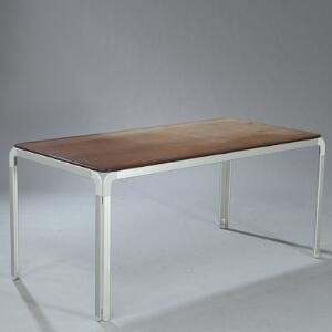 Arne Jacobsen Djob. Skrivebord med stel af aluminium. Top af wenge. Udført hos Djob.