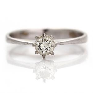 Diamantsolitairering af 14 kt. hvidguld prydet med brillantslebet diamant. Str. 51.