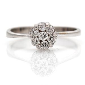 Diamantring af 18 kt. hvidguld prydet med brillantslebne diamanter på ialt ca. 0.20 ct. Str. 52.