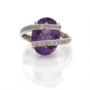 Ametyst-og diamantring af 18 kt hvidguld prydet med facetslebet ametyst og brillantslebne diamanter. Str. 53.