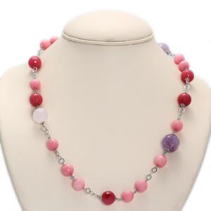 Halskæde af sølv prydet med perler af facetslebne kvarts i røde nuancer. Perlediam. ca. 1,0-1,8 cm. L. ca. 74 cm.
