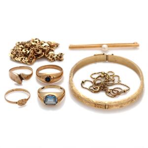 Smykkesæt af 14 kt. guld bestående af halskæde, armring, kæde, broche prydet med kulturperle,samt to ringe prydet med farvede sten. Ring af 8 kt. guld medfølger