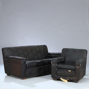 Art Deco Fritstående tre-pers. sofa samt tilhørende lænestol. Sider, ryg samt løse hynder i sæde betrukket med originalt sortmønstret silke. 2