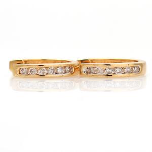 Et par diamatørestikker af 14 kt. guld creolmodel hver prydet med brillantslebne diamanter. Diam. ca. 1 cm. 2