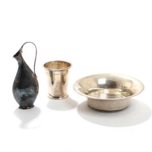 Bæger, vase og bordskål af sølv. 20. årh. Vægt ca. 365 gr. H. 8,5, 17 og 5. 3