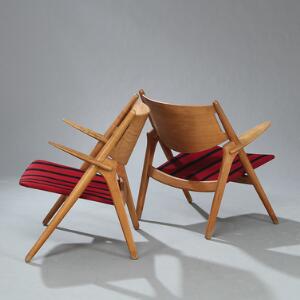 Hans J. Wegner Savbukkestol. Et par armstole af eg, sæde betrukket med sortrød stribet uld. Model CH-28. Udført hos Carl Hansen  Søn. 2