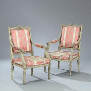 Et par franske gråmalede armstole. Louis XVI form, 19. årh.s slutning. 2