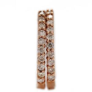 Diamantørestikker af 14 kt. pink guld creolmodel hver prydet med talrige brillantslebne diamanter. Diam. ca. 1,5 cm. 2