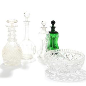 To klukflasker af klart og grønt glas samt to karafler og bordskål af slebet krystalglas. 20. årh. Karafler H. 23-31. Skål 9,5. Diam. 23. 5