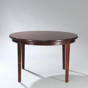 Dansk møbeldesign Cirkulært spisebord af palisander med udtræk og to tillægsplader. Opsat på let tilspidsende ben. 3