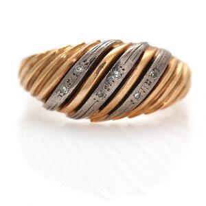 Diamantring af 14 kt. guld-og hvidguld prydet med enkeltslebne diamanter. Str. 67. Vægt 9,5 gr.