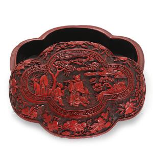 Kinesisk cinnabar lak æske udskåret med figurer i landskab, blomster og ornamentik. 19. årh. L. 16 cm.