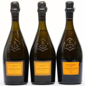 2 bts. Champagne La Grande Dame, Veuve Clicquot Ponsardin 1990 AB ts. Oc. etc. Total 3 bts.