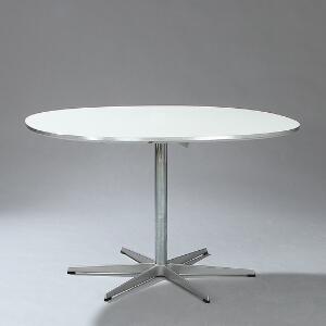 Piet Hein, Arne Jacobsen Supercirkulært spisebord med plade af hvid laminat, sekspasfod af stål. Model A704.
