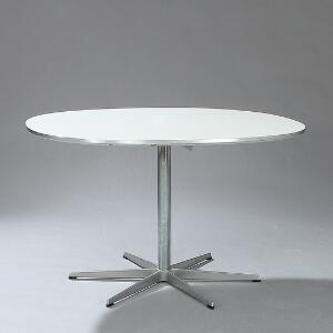 Piet Hein, Arne Jacobsen Supercirkulært spisebord med plade af hvid laminat, sekspasfod af stål. Model A704.