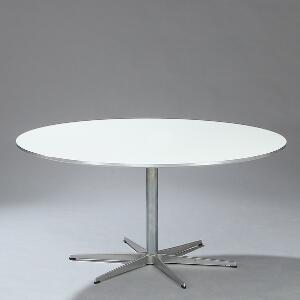 Arne Jacobsen Cirkulært spisebord med plade af hvid laminat, sekspasfod af stål. Model A826.