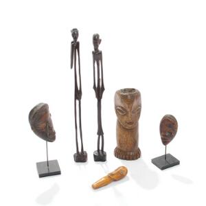 Fire masker og to figurer af udskåret træ og ben. Afrika. 20. årh. H. 9-30. 6