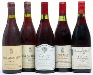 2 bts. Volnay 1. Cru Clos-des-Chênes, Domaine des Comtes Lafon 1983 A hfin.  etc. Total 5 bts.