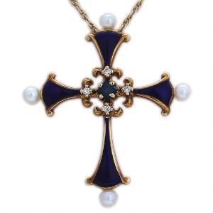 Karl Fabergé Diamant- og safirvedhæng af 14 kt. guld i form af kors prydet med brillantslebne diamanter, carréslebet safir, kulturperler og blå emalje.