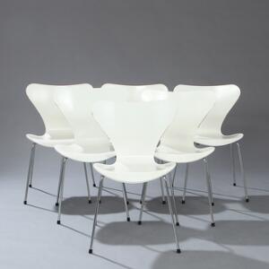 Arne Jacobsen Syveren. Et sæt på seks spisestole opsat på stel af stål. Skalsæde og -ryg af hvidlakeret, lamineret træ. Model 3107. 6