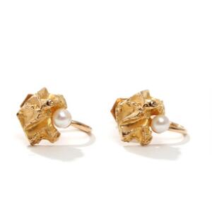 Lapponia Et par perleøreskruer af 14 kt. guld, hver prydet med kulturperle. Vægt 3,6 gram. 1972. 2