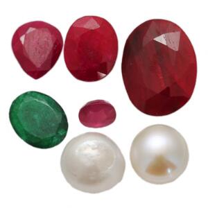 Samling af uindfattede smykkesten og perler, bestående af fire rubiner, en smaragd og to ferskvandskulturperler. Certifikater medfølger. Ca. 2013. 7