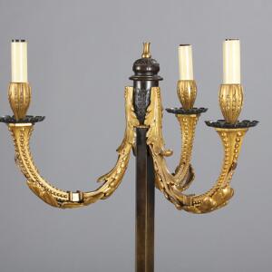 Fransk Charles X standerlampe af delvis forgyldt bronze, tre svungne lysarme. 19. årh.s begyndelse. H. inkl. montering 157.