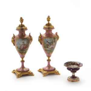 To prydvaser samt kandisskål af porcelæn, dekorerede i farver med figurscenerier og blomster. Frankrig 1920. årh. H. 9-35,5 cm. 3