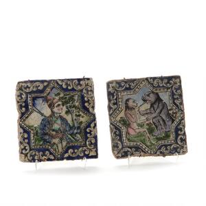 Et par iranske fliser af fajance dekoreret i polykrom med hhv jæger samt abe og bjørn. Qajar periode, 19. årh. 21 x 20 cm. 2
