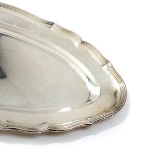 Ovalt fad af sølv, profileret og ligeknækket fane. Rococoform 1923. Vægt ca. 1353 gr. L. 58.