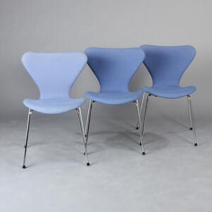 Arne Jacobsen Syveren. Et sæt på tre stole med stel af forkromet stål, skal med blå uld. Udført hos Fritz Hansen, 1989. 3